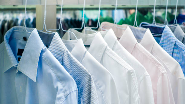 Gestoomde kleding aan een rek