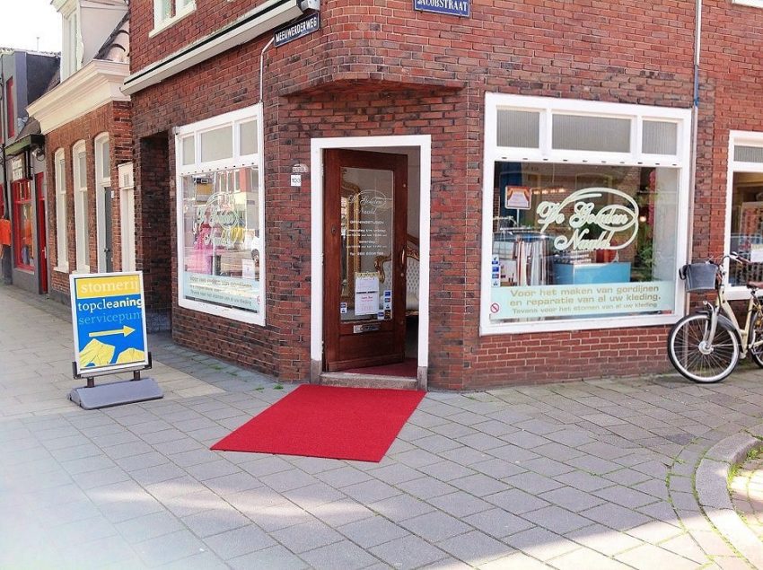 De Gouden Naald, winkel op de hoek van de Meeuwerderweg